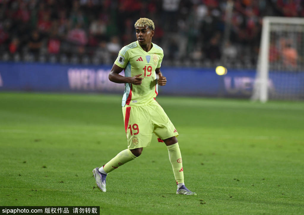 拉米内·亚马尔：从球场到主席台的双重人生